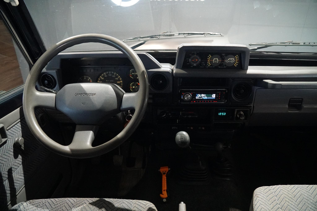 42716325-2.jpg