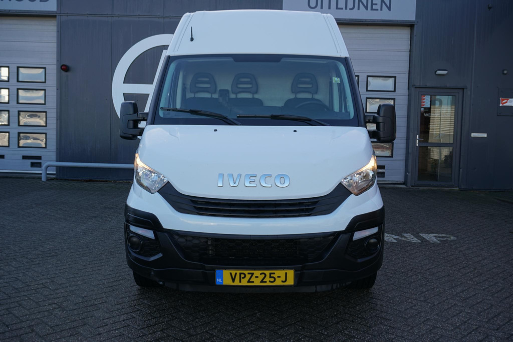 51214605-8.jpg